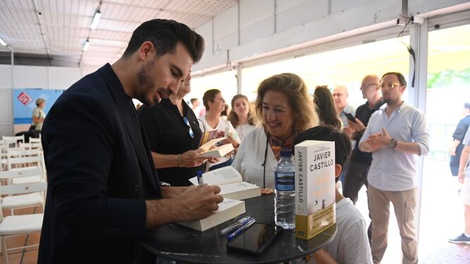 Javier Castillo firma ejemplares de sus novelas en la Feria del Libro.