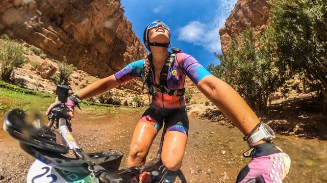 Cecilia Sopeña, en su faceta de ciclista en la Titan Desert.