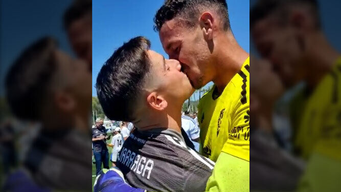 El portero del Marbella da un beso a su pareja al término del partido que le daba el ascenso.