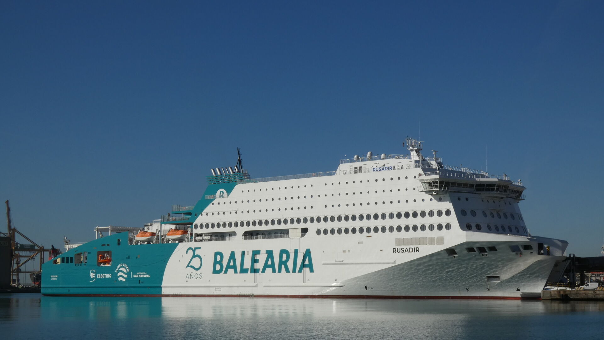 As&iacute; es el nuevo ferry &lsquo;Rusadir&rsquo; que ha presentado Bale&agrave;ria en el puerto de M&aacute;laga.