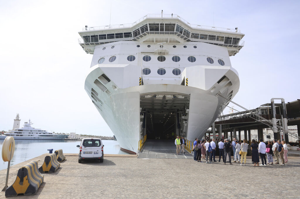 As&iacute; es el nuevo ferry &lsquo;Rusadir&rsquo; que ha presentado Bale&agrave;ria en el puerto de M&aacute;laga.