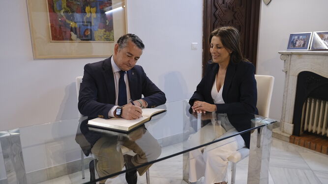 Antonio Sanz y María de la Paz Fernández durante la firma en el libro de protocolo.