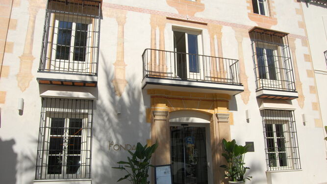 La fachada principal del hotel La Fonda de Marbella.