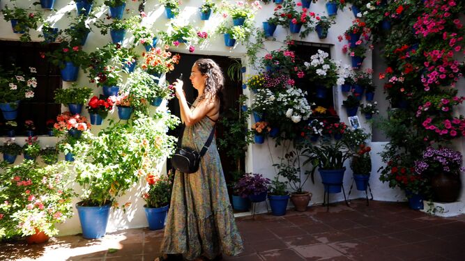 Una visitante toma una foto en el patio de Tinte, 9, actual ganador en Arquitectura Antigua.