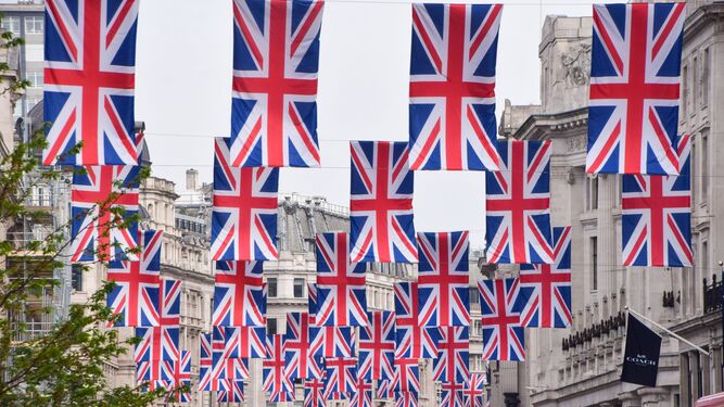 Una calle londinense desbordada en su decoración con la Union Jack británica