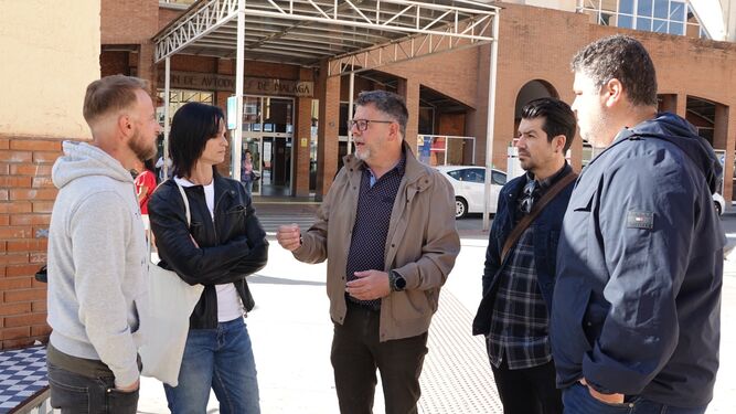 Jorge Quero, concejal del PSOE, reunido con trabajadores de la EMT en la estación de autobuses.