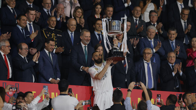 Benzema alza la Copa del Rey en Sevilla, el último título que conquistó como madridista.