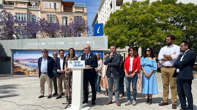 El alcalde de Málaga comparece con su equipo para hablar sobre turismo.