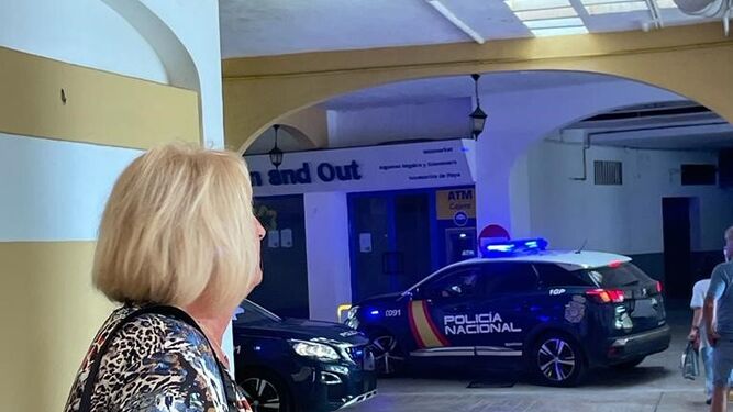 La intervención de la Policía Naconal en la urbanización Cabopino de Marbella.