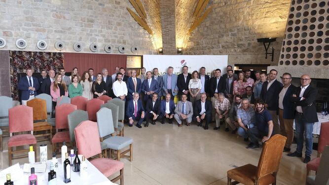 Foto de familia de los más de setenta asistentes a la Noche del Aceite en una de la salas del Parador de Santa Catalina en Jaén.