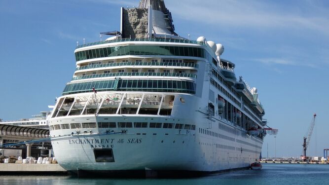 El buque 'Enchantment of the Seas' en el puerto de Málaga este miércoles.