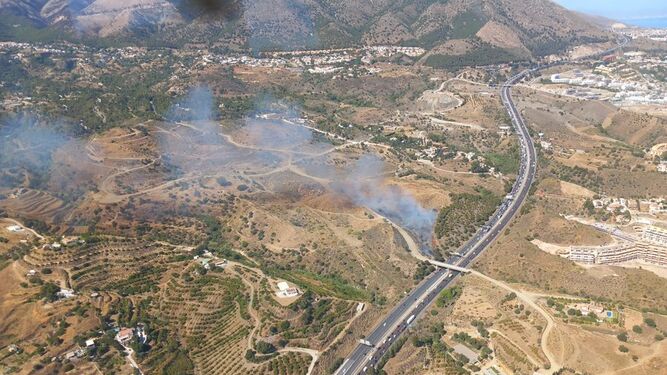 Humo del incendio en la zona del Higuerón.