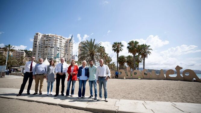 De la Torre, junto a otros dirigentes populares, en la playa de La Malagueta.