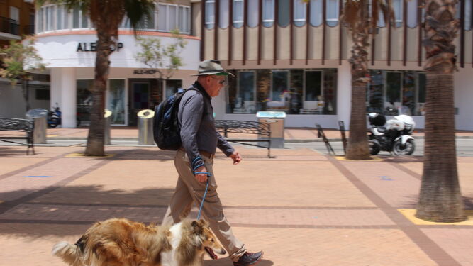 Un hombre pasea por una calle  de Fuengirola.