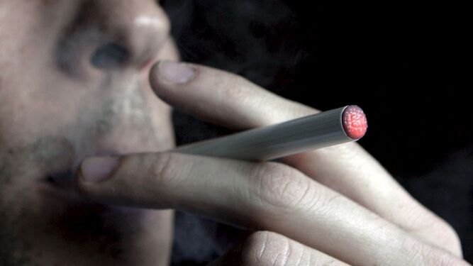 Un fumador con un cigarrillo electrónico.