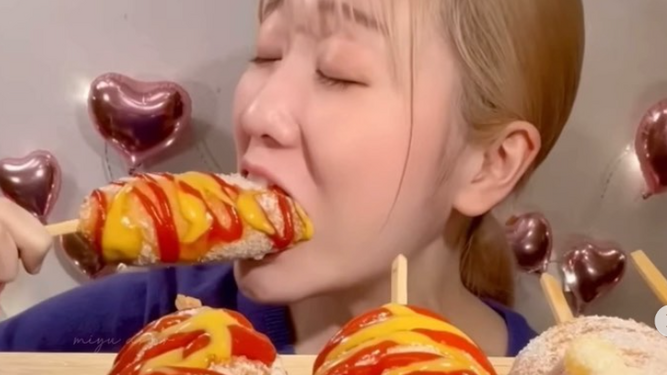El increíble boom del 'mukbang'  en  Youtube y TikTok: ¿Por qué es tan adictivo ver atracones de comida?