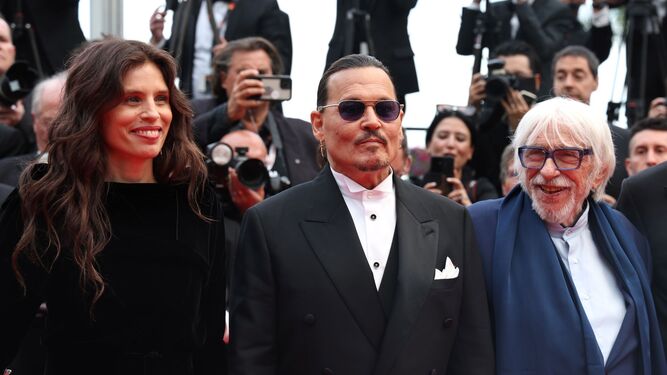 Maiwenn, Johnny Depp y Pierre Richard, en la alfombra roja del Festival de Cannes.