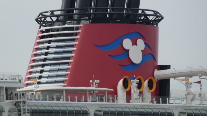 Una de las dos chimeneas del barco con la silueta de Mickey Mouse