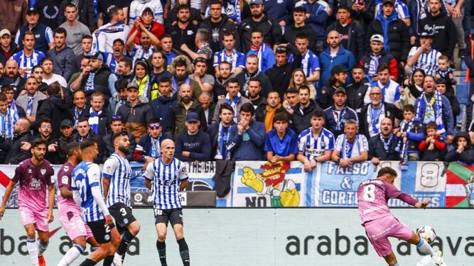 Una acción del Alavés - Málaga CF.