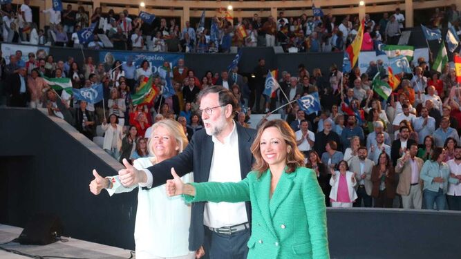 Rajoy, Muñoz y Navarro, este sábado, en un acto de campaña del PP en Marbella.
