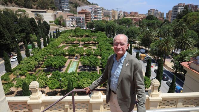 De la Torre posa en la terraza del Ayuntamiento con los jardines de Pedro Luis Alonso de fondo.