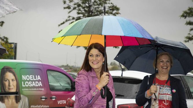 Noelia Losada sujetando un paraguas multicolor.