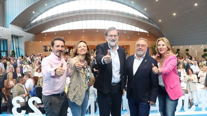 Mariano Rajoy, en Alhaurín de la Torre, junto al candidato del PP, Joaquín Villanova.