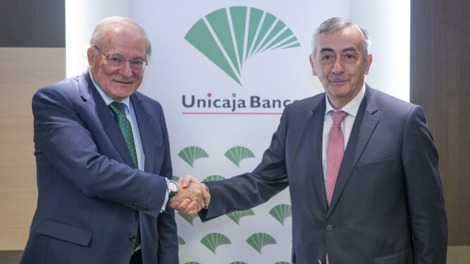 El presidente de Unicaja Banco, Manuel Azuaga, y el director general de Funcas, Carlos Ocaña.