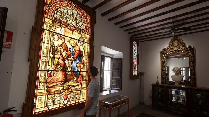 La vidriera de ‘Jesús sanando a los enfermos’ de Haussaire en el Museo del Vidrio.
