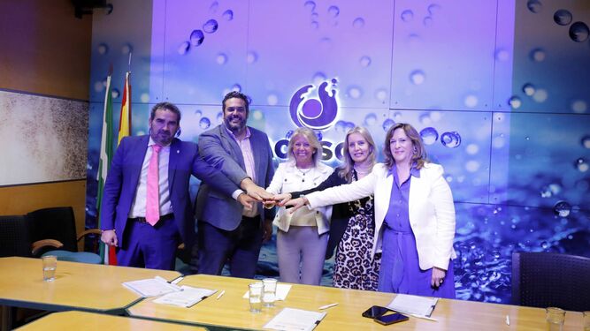 La firma del convenio entre el Ayuntamiento, Acosol y los propietarios de Costabella.