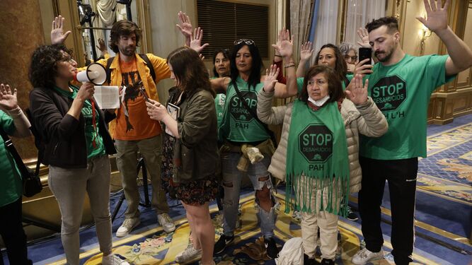 Activistas de la Plataforma de Afectados por la Hipoteca irrumpen en un acto del Gobierno en Barcelona el pasado mes de abril