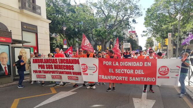 Manifestación de trabajadores de ambulancias a su paso por la calle Puerta del Mar.