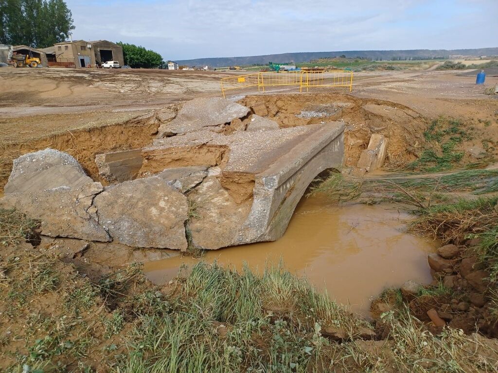 Estado de uno de los puentes tras la lluvia  en la zona de Monz&oacute;n