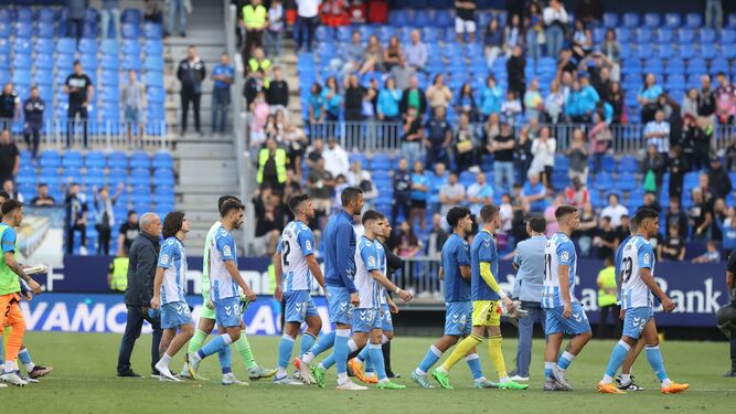 Los jugadores del Málaga CF se retiran del campo.