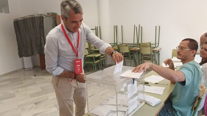 Víctor Navas, que pierde las elecciones, vota este domingo en su colegio electoral.