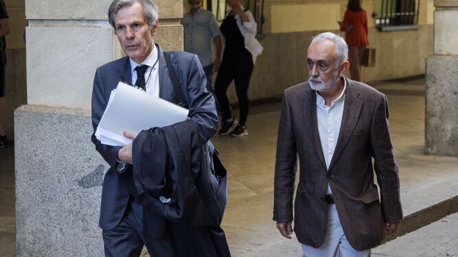 El ex director de la Faffe Fernando Villén, con su abogado Adolfo Cuéllar, llega a la Audiencia.