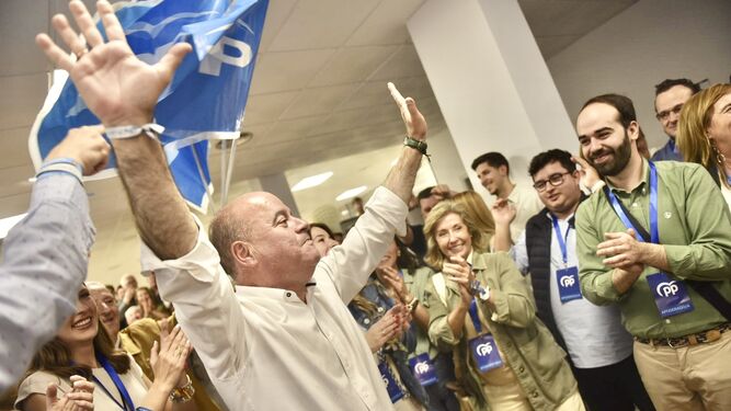 Manuel Barón celebrando la victoria junto a los simpatizantes en la sede el PP.
