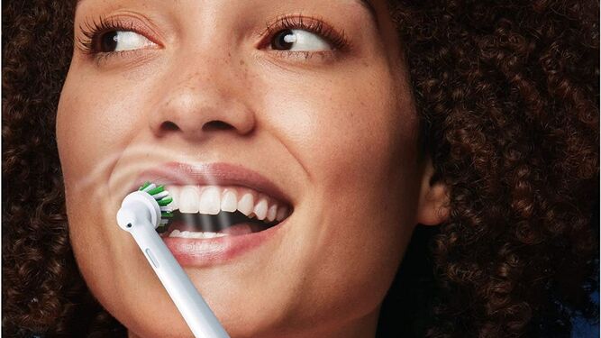 El cepillo de dientes eléctrico top ventas en Amazon tiene ahora un 29% de descuento
