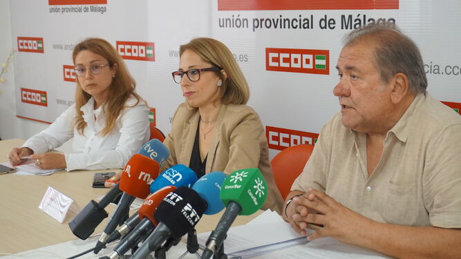 Representantes de CCOO denuncian la situación de los centros penitenciarios en Málaga.