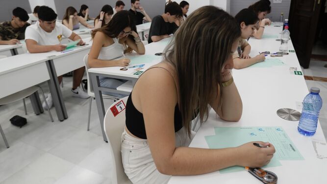 Un grupo de estudiantes realiza el examen de acceso a la universidad.
