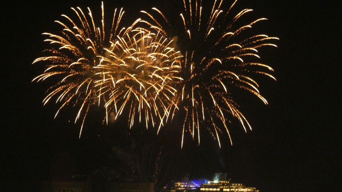 Noche de fuegos artificiales en el puerto de Málaga