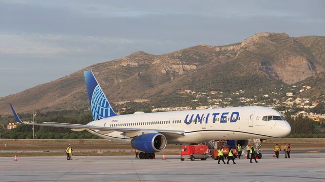 El avión de United Airlines, este jueves en Málaga.