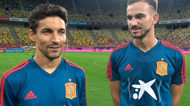 Fabián mira a Jesús Navas en un partido de ambos en la selección española.