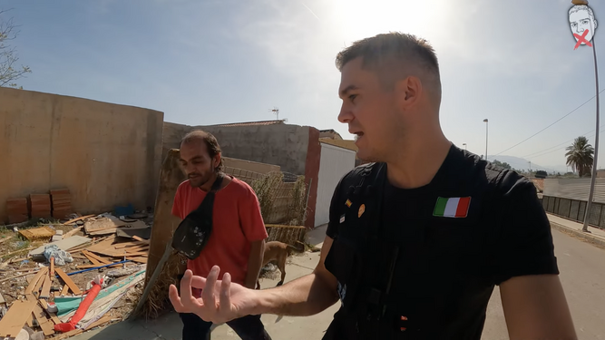 El youtuber Zazza el italiano junto a un hombre en Los Asperones.