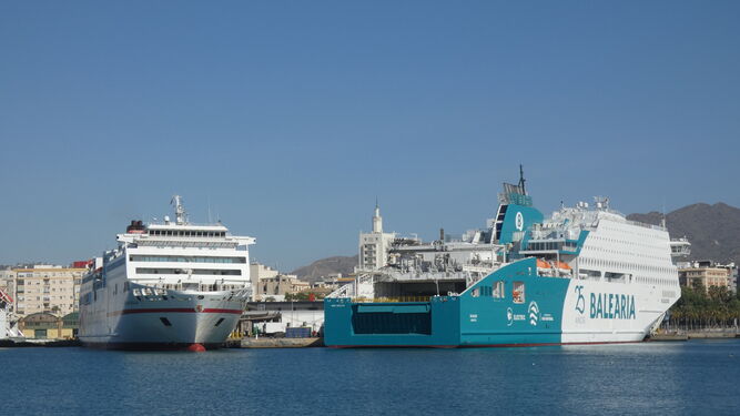 Ferris de Baleària y Trasmediterránea que enlazan el puerto de Málaga con el de Melilla.
