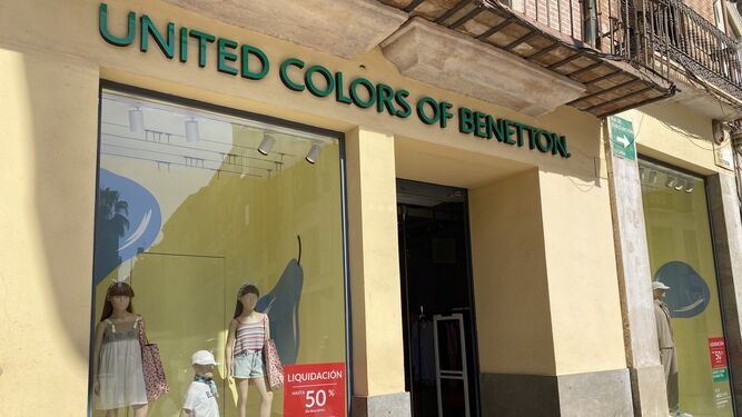 La tienda de Benetton de Málaga con los carteles de liquidación.