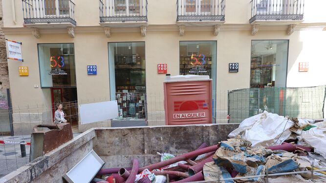 Escombros de la obra de calle Álamos frente a la Librería Proteo Prometeo.