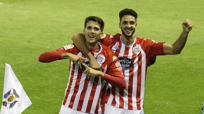 Juanpe (a la izquierda en la imagen) celebra un gol.