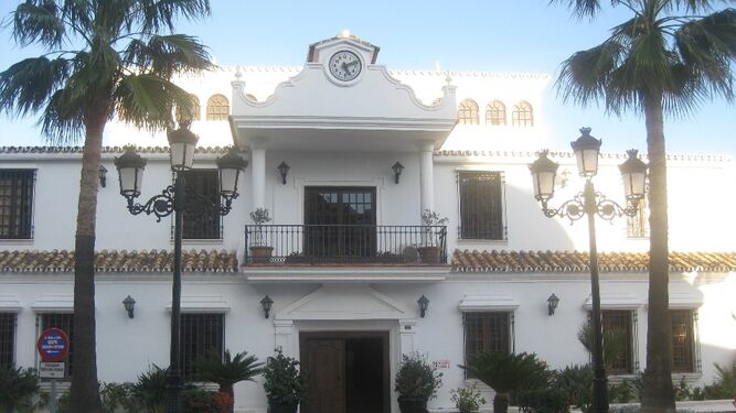 La fachada principal del Ayuntamiento de Mijas.