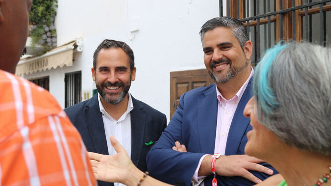 El secretario general del PSOE de Málaga, Dani Pérez (I.), y Josele González.